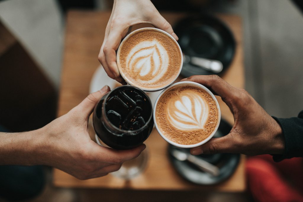Café y música electrónica a la tarde: cómo son las coffee party, la novedosa moda que llegó a Funes